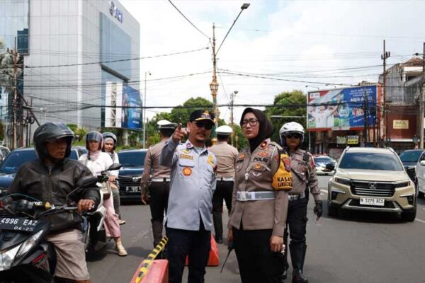 Parkir Kafe Lafayette Sebabkan Macet, Polisi Dan Dishub Pasang Pembatas