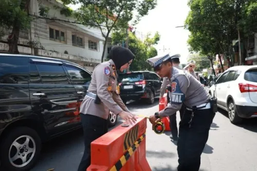 Satlantas Polresta Malang Kota Pasang Water Barrier di Kawasan Kayutangan Heritage