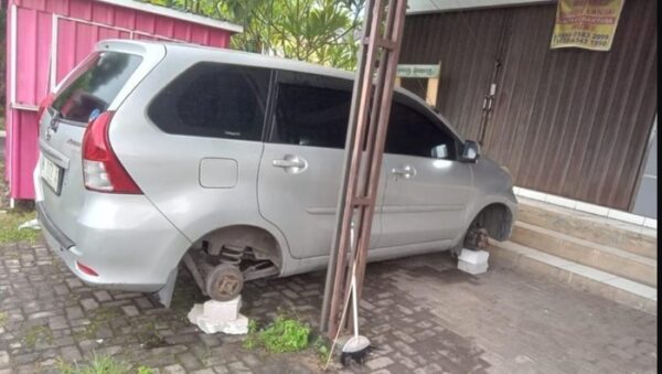 Pencurian Unik Di Semarang: Roda Mobil Raib, Digantikan Batako