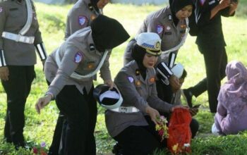 Penziarah Siron Aceh Besar Dapat Snack Dan Bunga Dari Ditlantas