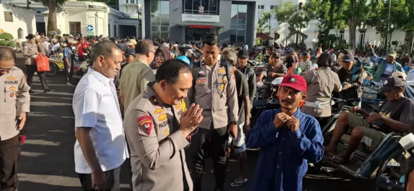 Rayakan 28 Tahun Pengabdian, Akpol 96 Berbagi dengan Abang Becak Surabaya