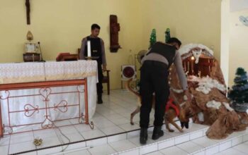 Polres Demak Lakukan Sterilisasi Gereja Dengan Detektor Logam Dan K9