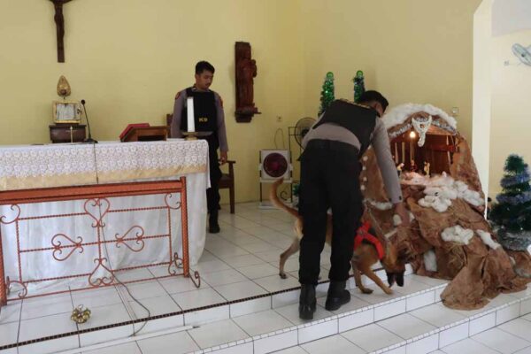 Polres Demak Lakukan Sterilisasi Gereja Dengan Detektor Logam Dan K9