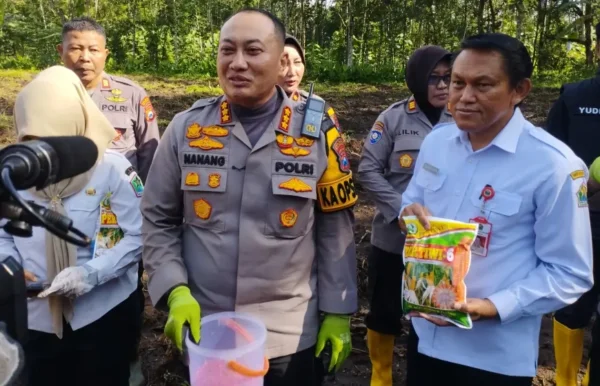 Polresta Malang Bersama Dispangtan Garap Lahan Tidur Di Kedungkandang Untuk