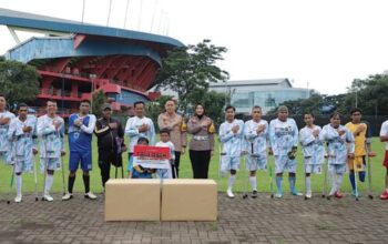 Polresta Malang Kota Bantu Pemain Sepak Bola Amputasi Dengan Tali