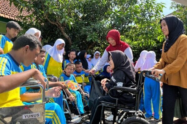 Staf ‘Khusus’ Polresta Malang Kota Peringati Hari Disabilitas di SLB Kedungkandang