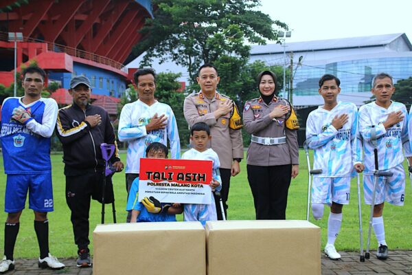 Polresta Malang Kota Sumbang Tali Asih Untuk Pemain Sepak Bola