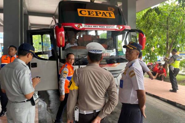 Polresta Dan Dishub Surakarta Periksa Kendaraan Di Terminal Tirtonadi Menyambut