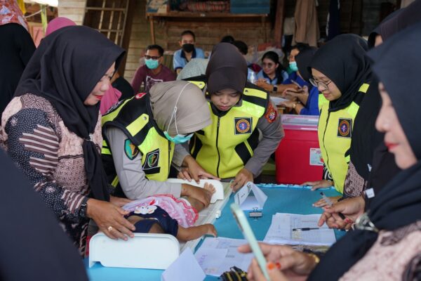 Posyandu Rumkit Bhayangkara: Pemeriksaan Rutin Dan Pembagian Makanan Bergizi