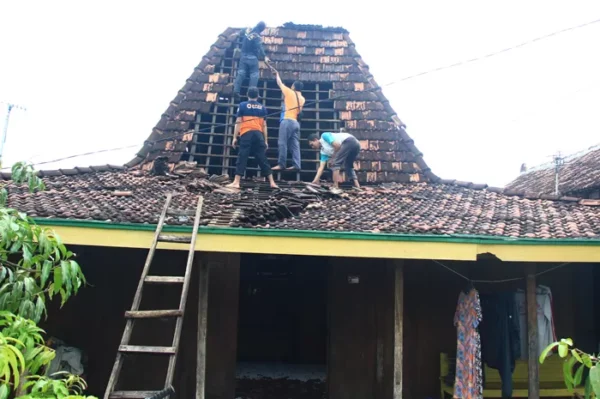 Puting Beliung “mengamuk” Di Kaliori Rembang, Belasan Rumah Porak Poranda