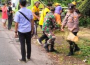 Respons Cepat Polsek Pekutatan, Pohon Tumbang di Rumah Warga Diatasi