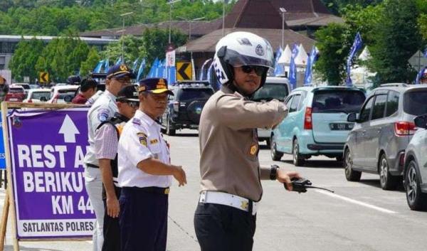 Rest Area Kabupaten Semarang Dipadati Kendaraan Pelat Luar Jateng Jelang