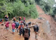 Salem Brebes Tertimpa Longsor, Ribuan Warga Mengungsi Hingga Saat Ini