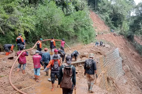 Salem Brebes Tertimpa Longsor, Ribuan Warga Mengungsi Hingga Saat Ini