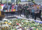 Polres Pekalongan Tegas, Ribuan Botol Miras Dimusnahkan Menyambut Natal dan Tahun Baru