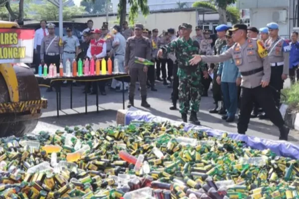 Polres Pekalongan Tegas, Ribuan Botol Miras Dimusnahkan Menyambut Natal dan Tahun Baru