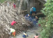 Kondisi Tiang Jembatan Kali Nggajing Tawangsari Dipenuhi Sampah, Menjadi Sorotan