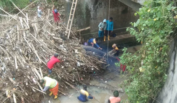 Sampah Menumpuk Di Tiang Jembatan Kali Nggajing Sukoharjo, Mengganggu Pemandangan