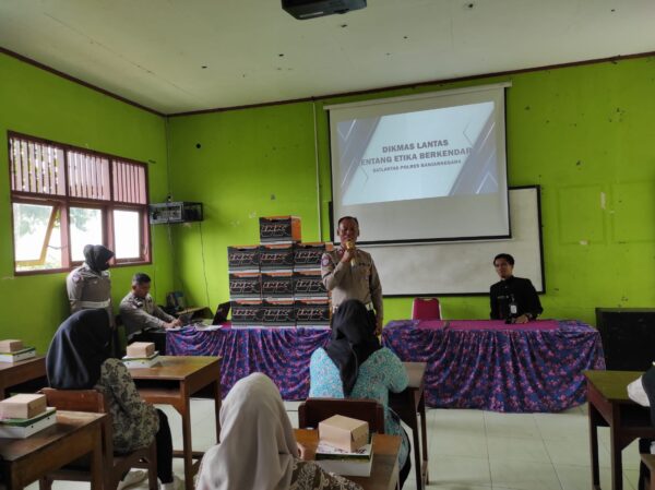 Satlantas Polres Banjarnegara Edukasi Pelajar Smk Darunnajah Soal Tertib Lalulintas