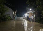 Semarang Dilanda Banjir, Tanggul Jebol Menyebabkan Air Setinggi 1,5 Meter