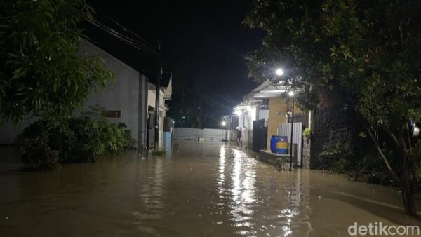 Semarang Dilanda Banjir, Tanggul Jebol Menyebabkan Air Setinggi 1,5 Meter