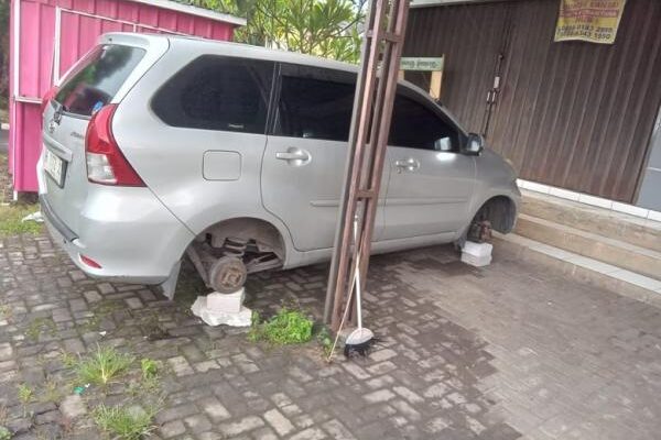 Semarang Heboh! Avanza Parkir di Depan Ruko Kosong, Ban Hilang dan Diganjal Bata Ringan