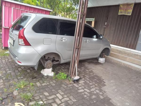 Semarang Geger, Avanza Parkir Di Ruko Kosong, Ban Hilang Dan