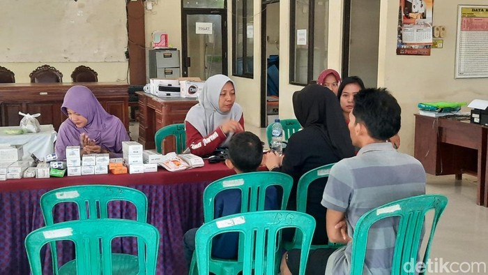 Seratusan Warga Desa Pati Terkena Keracunan, Beberapa Alami Demam Dan