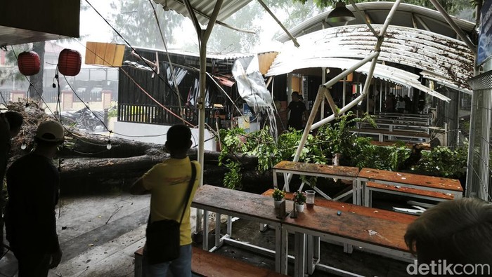 Shelter Manahan Solo Rusak Diterjang Pohon Tumbang, Satu Orang Luka