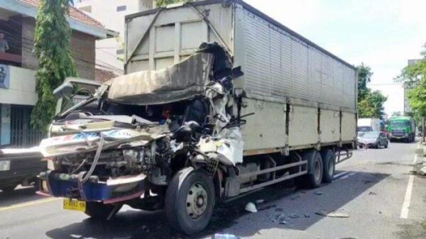 Sopir Mengantuk, Truk Tronton Hantam Truk Berhenti Di Pantura Kendal