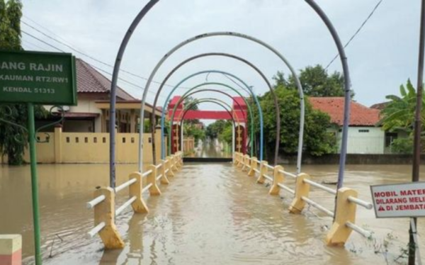 Sungai Kendal Meluap, Warga Di 5 Kelurahan Kendal Kota Terendam