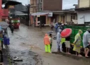 Sungai Tersumbat Sampah Jadi Penyebab Banjir Parah di Jalur Utama Menuju Dieng