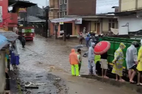 Sungai Tersumbat Sampah Jadi Penyebab Banjir Parah Di Jalur Utama