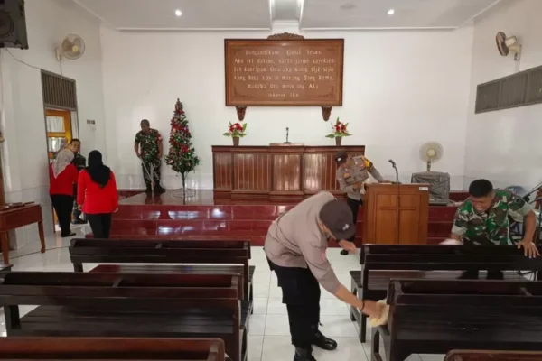 Tni Polri Siapkan Gereja Di Jepara Jelang Perayaan Natal Dengan Pembersihan