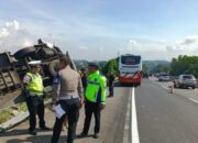 Kecelakaan Bus dan Truk di Banyumanik, 11 Orang Alami Luka-Luka