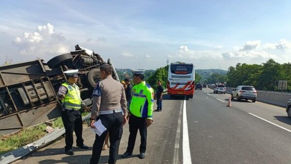 Tabrakan Bus Dengan Truk Di Tol Banyumanik, 11 Orang Terluka