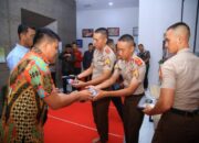 Taruna Akpol Angkatan 59 Bagikan Ratusan Nasi Jumat Berkah Untuk