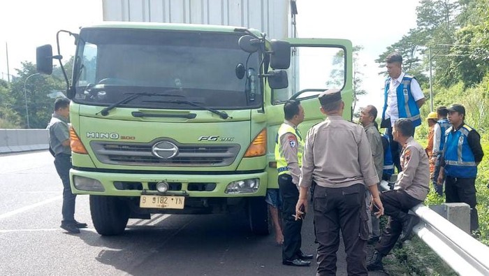 Tewas Gantung Diri, Sopir Truk Ditemukan Di Area Tol Semarang