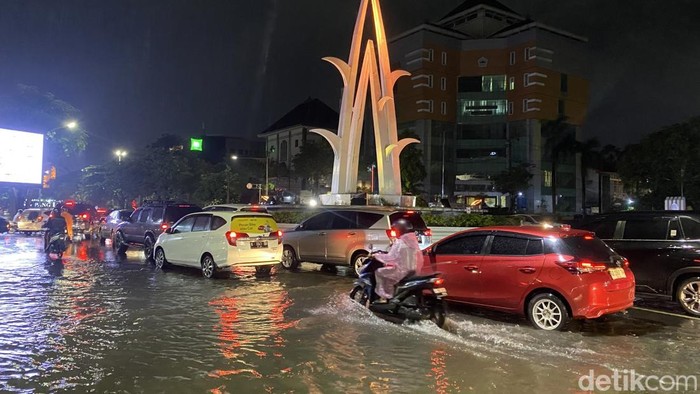 Tiga Jam Hujan Lebat, Sejumlah Ruas Jalan Kota Semarang Tergenang