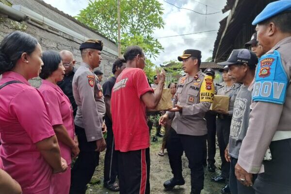 Tinjau Longsor di Yehembang Kauh, Waka Polres Jembrana Peduli Warga Terdampak