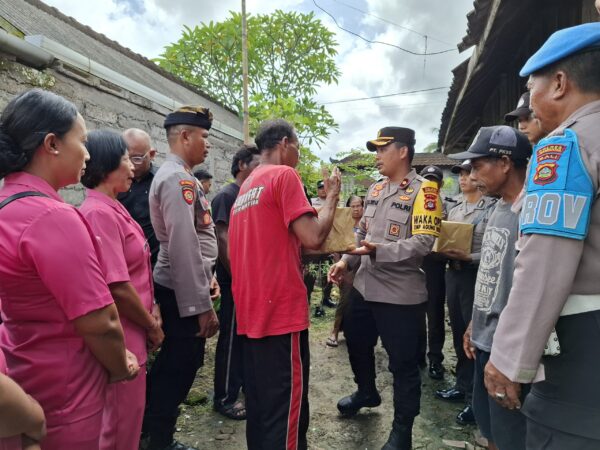 Tinjau Longsor Di Yehembang Kauh, Waka Polres Jembrana Peduli Warga