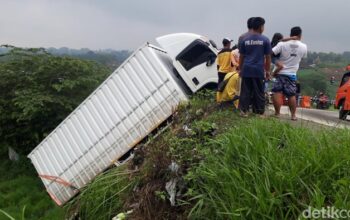 Truk Boks Ikuti Google Maps, Terperosok Di Tikungan Irung Petruk