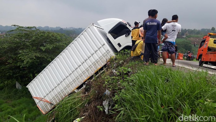 Truk Boks Ikuti Google Maps, Terperosok Di Tikungan Irung Petruk