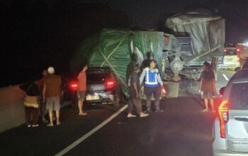 Truk Gandeng Timpa Brio Di Tol Semarang Solo, Kecelakaan Hebat Di