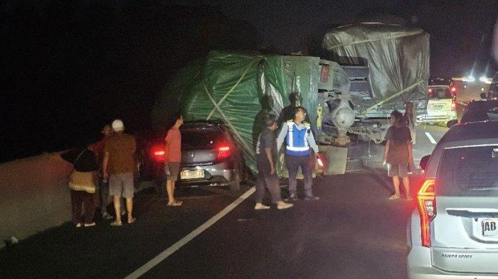 Truk Gandeng Timpa Brio Di Tol Semarang Solo, Kecelakaan Hebat Di