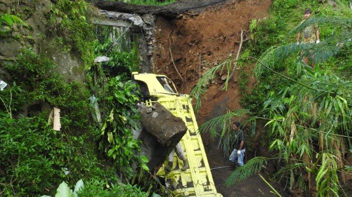 Truk Pasir Terjun Ke Sungai Sedalam 6 Meter, Jembatan Di