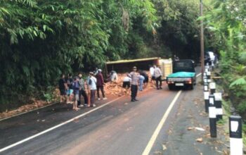 Truk Terguling Di Magelang, Muatan Bata Penuhi Tanjakan Bandongan