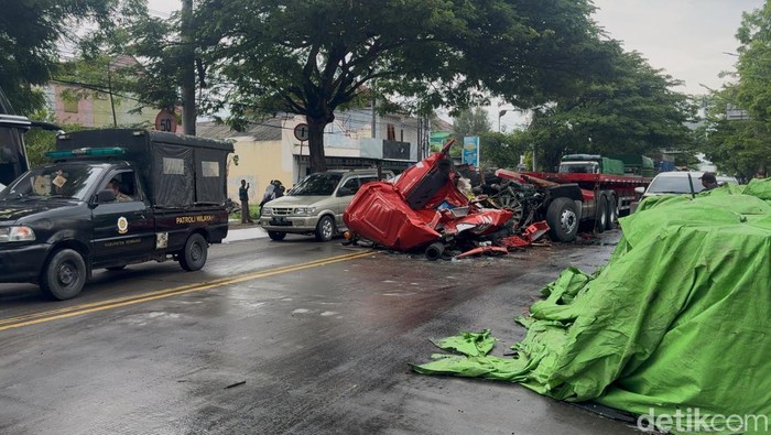 Truk Trailer Ringsek Tergencet Beban Berat Di Jalur Pantura Rembang