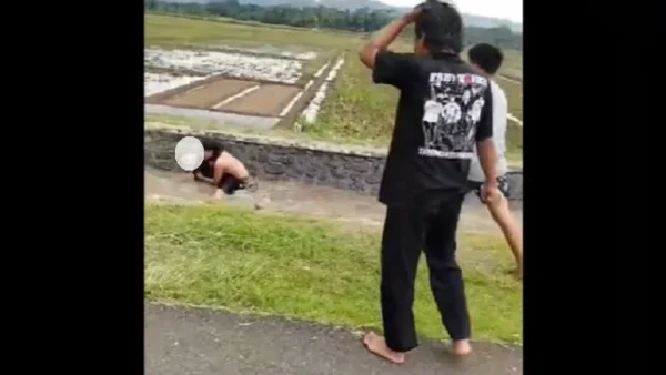 Viral, Perkelahian Kelompok Remaja Di Banjarnegara Berakhir Di Parit