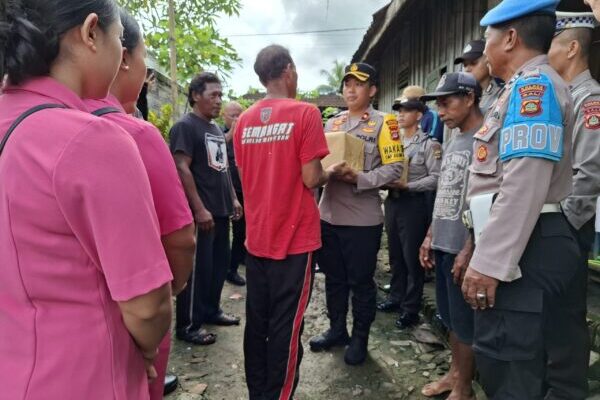 Waka Polres Jembrana Pantau Longsor dan Serahkan Bantuan kepada Korban di Kedisan